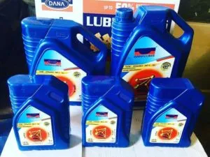 Aceite de motor diésel DANA 15W40 para camiones y maquinaria pesada operando en América Latina